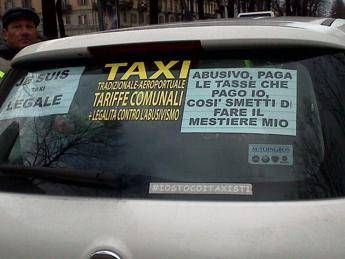 'Je suis taxi legale', auto bianche in piazza contro Uber a Torino /Foto 'Je suis taxi legale', auto bianche in piazza contro Uber a Torino /Foto